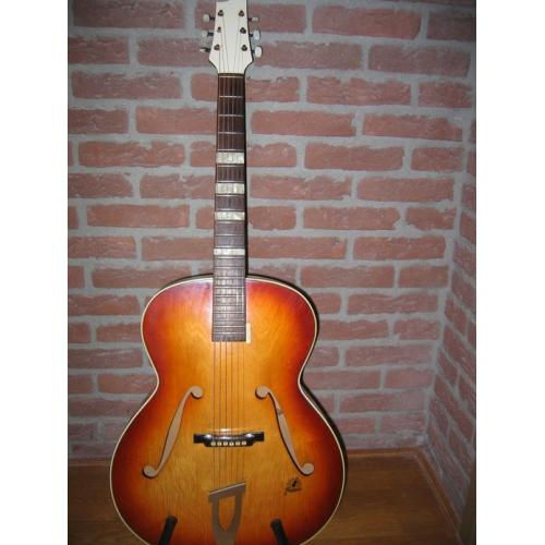 Fender La Brea California Series Acoustic Electric Guitar
 
  Deze prachtige Vintage gitaar van Fender verkeerd in perfecte staat. Heeft een geweldige sound en
