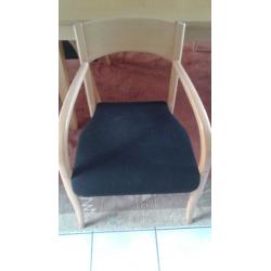 eettafel voor 6 personen (eventueel met bijhorende stoelen)