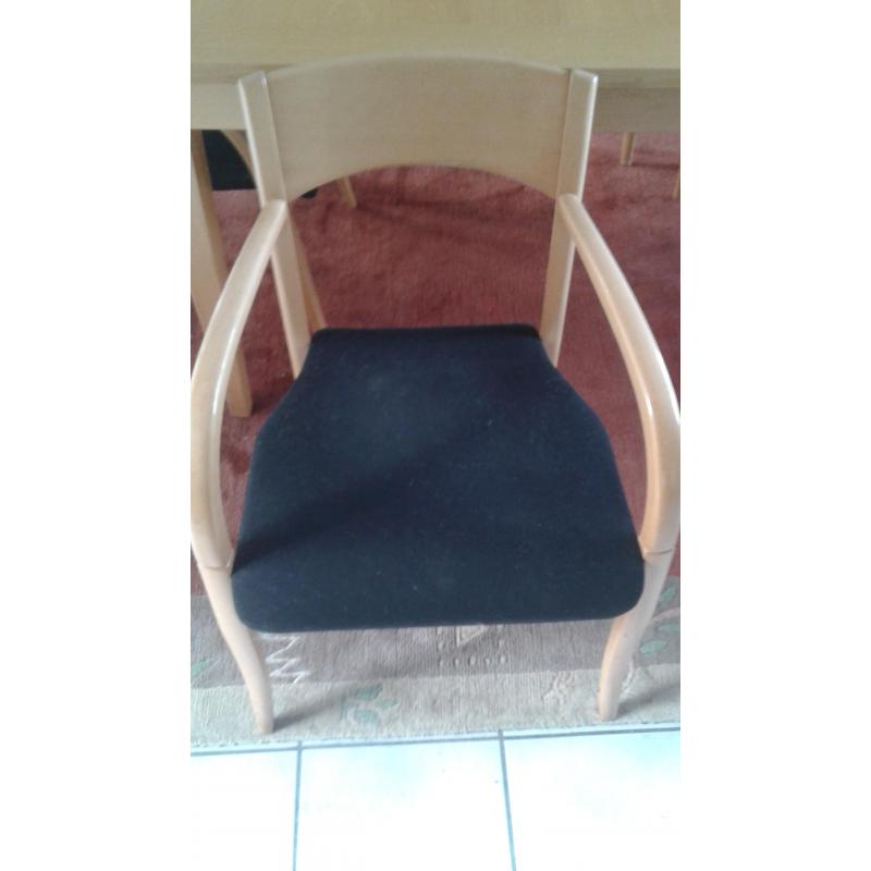eettafel voor 6 personen (eventueel met bijhorende stoelen)