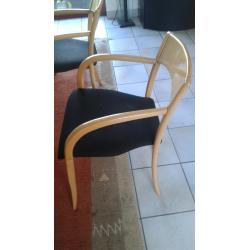 eettafel voor 6 personen (eventueel met bijhorende stoelen)
