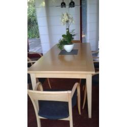 eettafel voor 6 personen (eventueel met bijhorende stoelen)