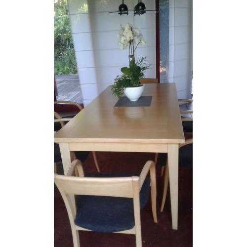 eettafel voor 6 personen (eventueel met bijhorende stoelen)