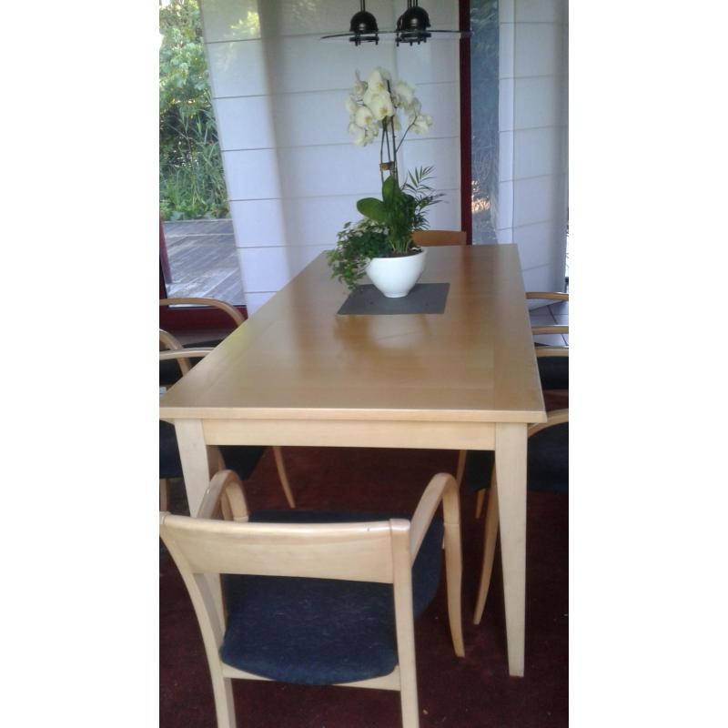 eettafel voor 6 personen (eventueel met bijhorende stoelen)