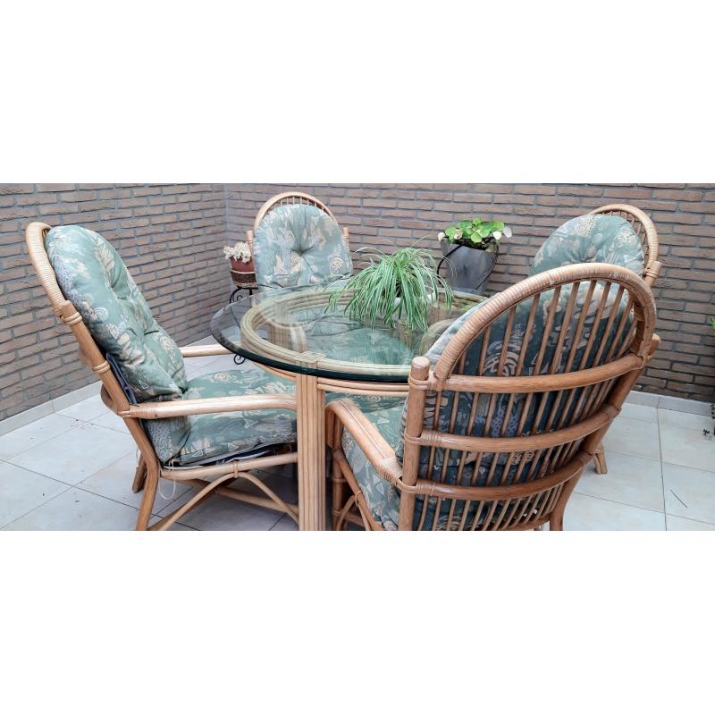 Rotantafel met glas en 4 rotan zetels