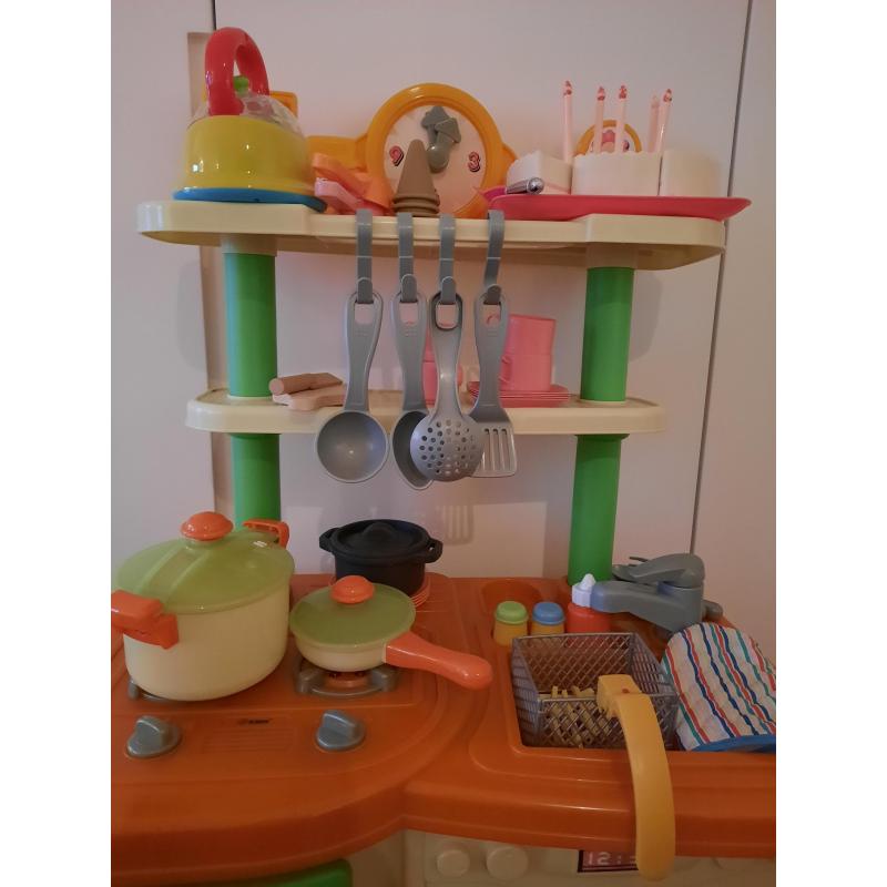 keukentje met toebehoren