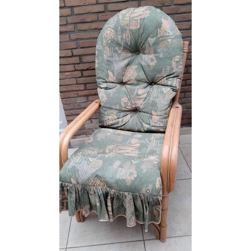 Rotantafel met glas en 4 rotan zetels