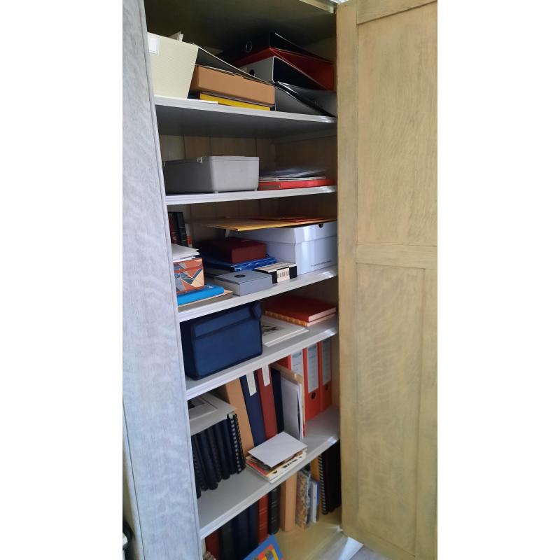Eiken kast met houtsnijwerk