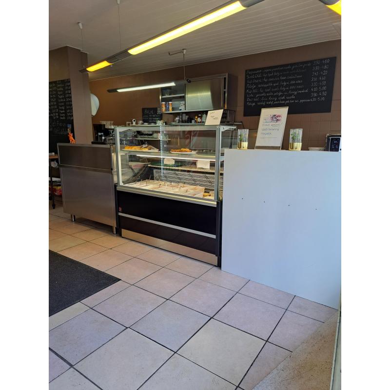SNACKBAR-BROODJESZAAK in drukke omgeving