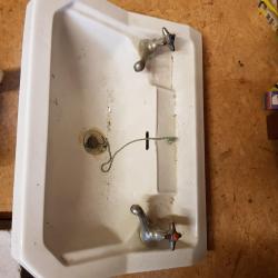 vintage wasbak met kranen