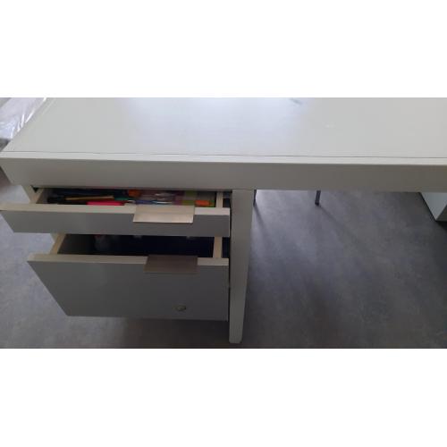 Retro bureau