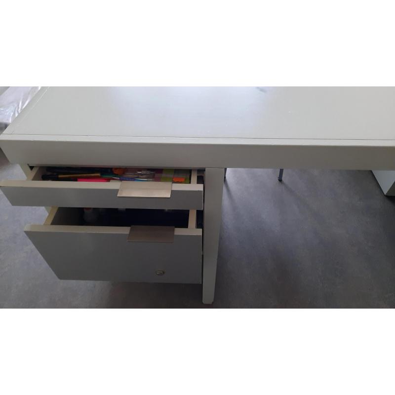 Retro bureau