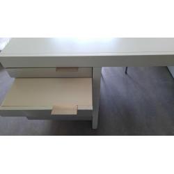Retro bureau