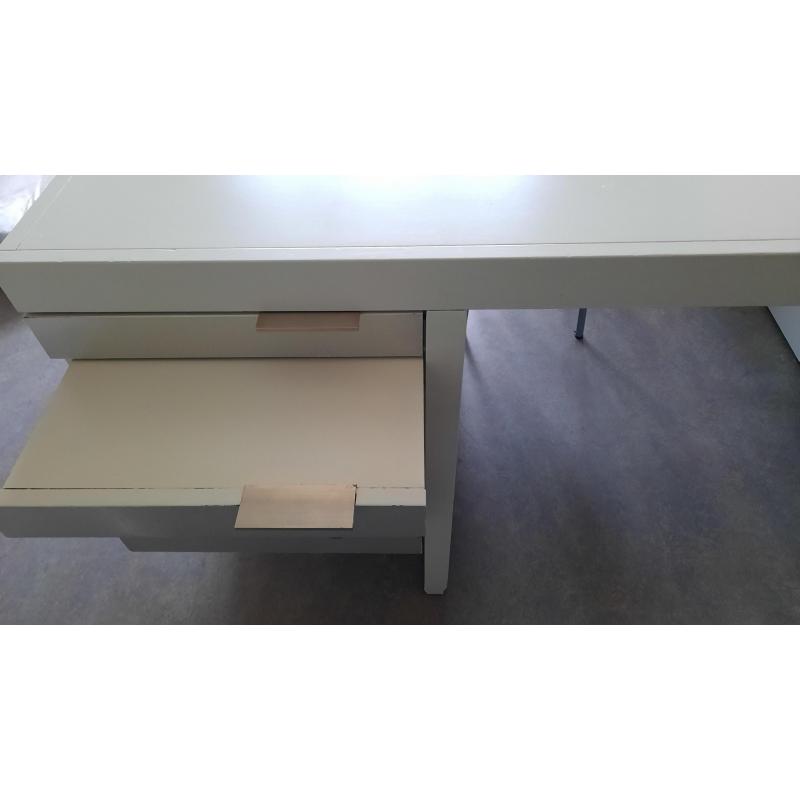 Retro bureau