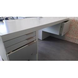Retro bureau
