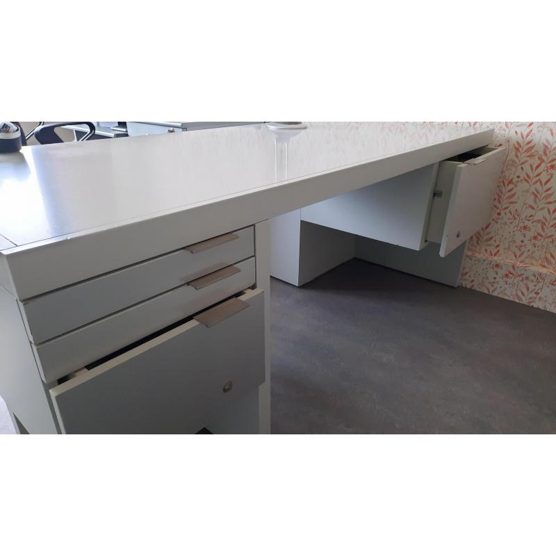 Retro bureau
