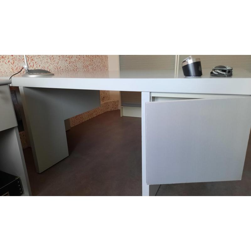 Retro bureau