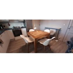 Massief eiken tafel en 4 stoelen