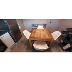 Massief eiken tafel en 4 stoelen