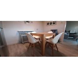 Massief eiken tafel en 4 stoelen