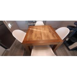 Massief eiken tafel en 4 stoelen