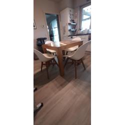 Massief eiken tafel en 4 stoelen