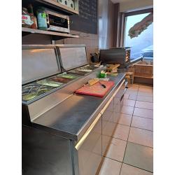 SNACKBAR-BROODJESZAAK in drukke omgeving