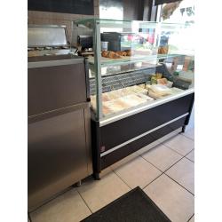 SNACKBAR-BROODJESZAAK in drukke omgeving
