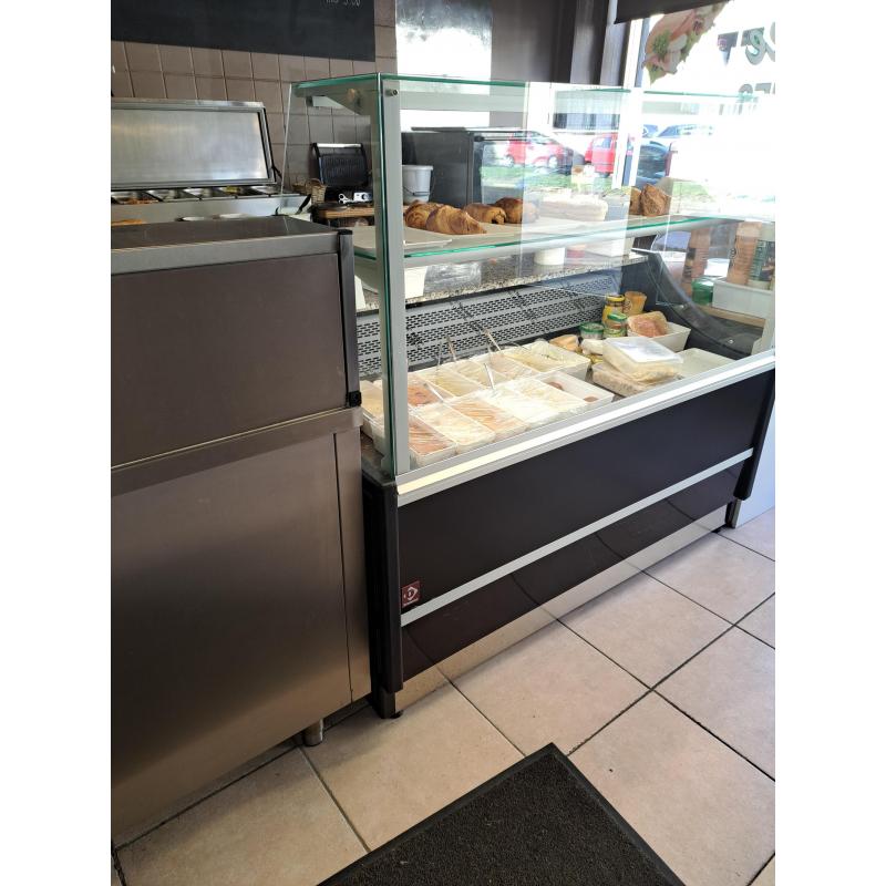 SNACKBAR-BROODJESZAAK in drukke omgeving
