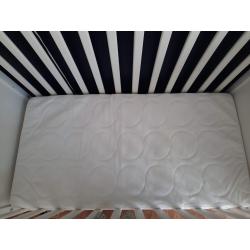 Babybedje en matras (60x120) ikea