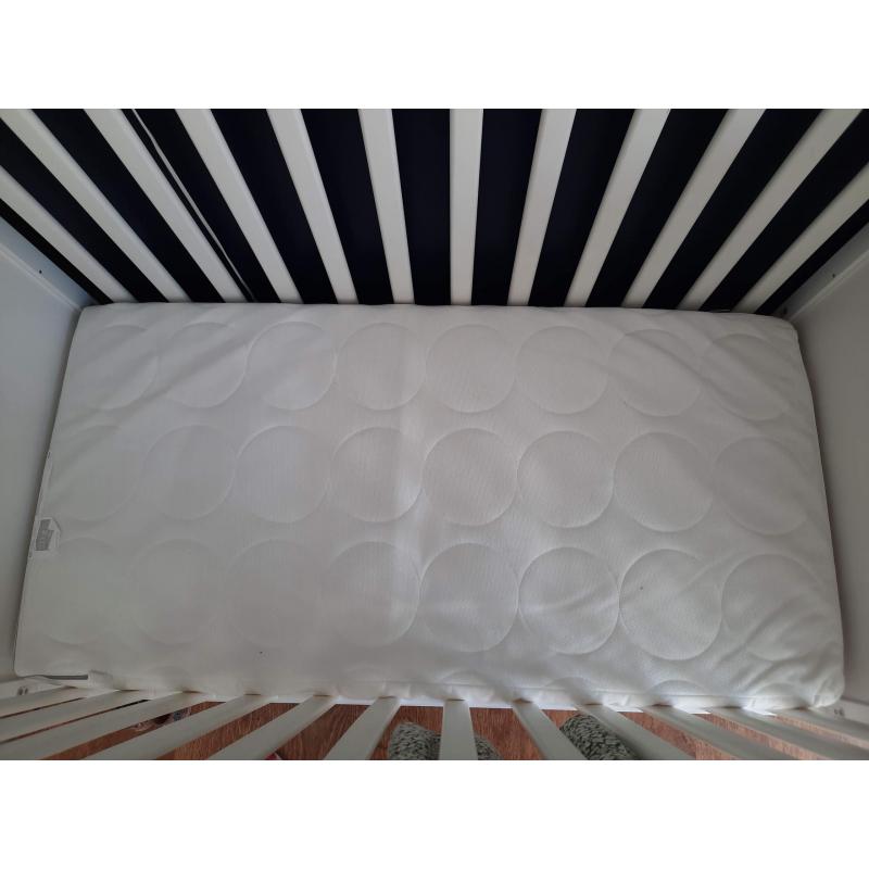 Babybedje en matras (60x120) ikea
