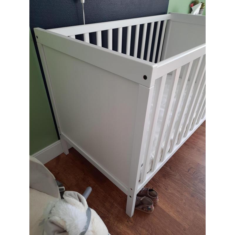 Babybedje en matras (60x120) ikea