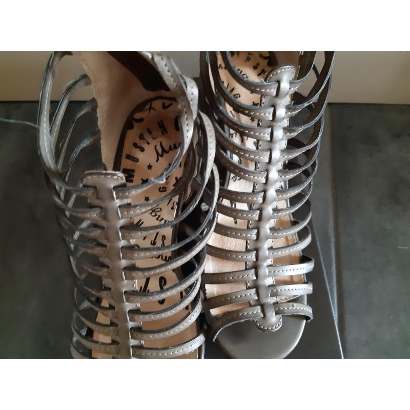 BRONSKLEURIGE SCHOENEN MAAT 38