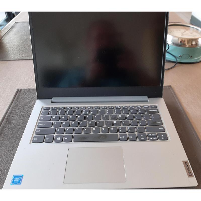 Lenovo laptop met QWERTY-toetsenbord