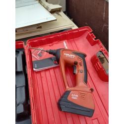 schroefmachine Hilti met schroefmagazijn