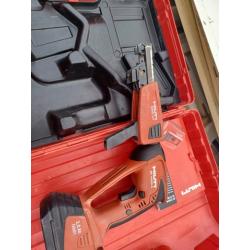 schroefmachine Hilti met schroefmagazijn