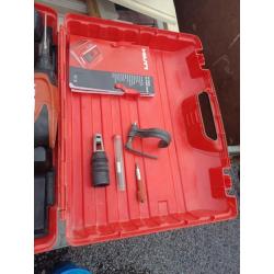 schroefmachine Hilti met schroefmagazijn