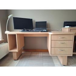 Degelijk bureau