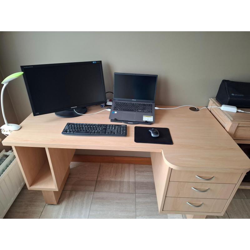 Degelijk bureau