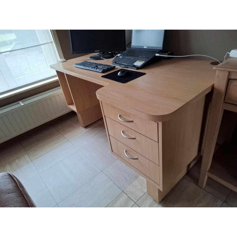 Degelijk bureau