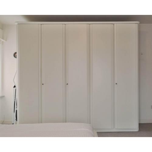 kleerkast met 5 wit gelakte MDF scharnierdeuren (250cm)