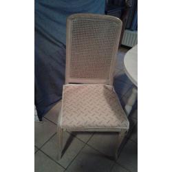 Unieke roos-witte eettafel met 5 stoelen in hout