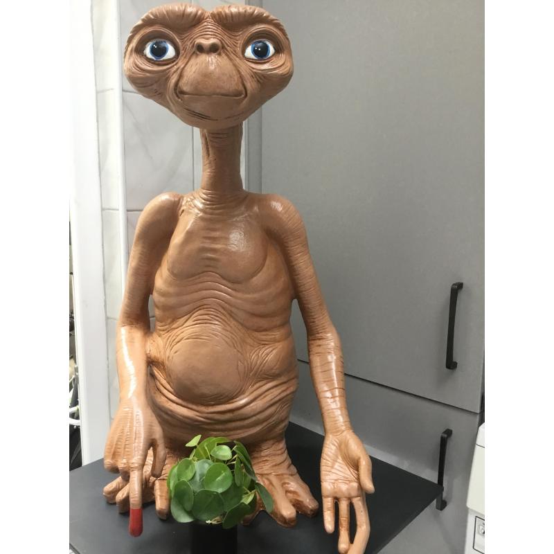 E.T. EXTRA TERRESTRIAL