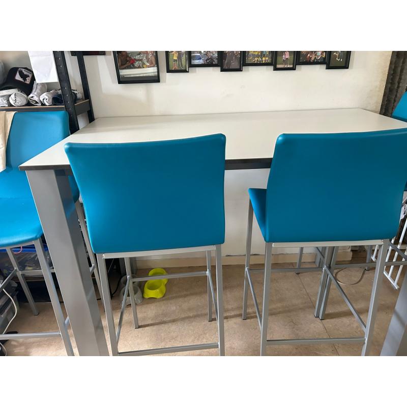 Hoge witte tafels - met 6 stoelen in babyblauw