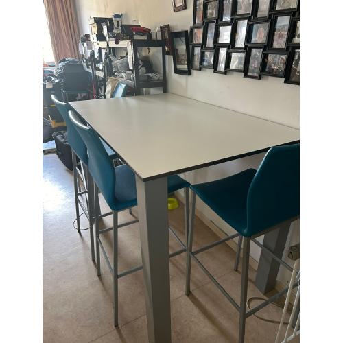 Hoge witte tafels - met 6 stoelen in babyblauw