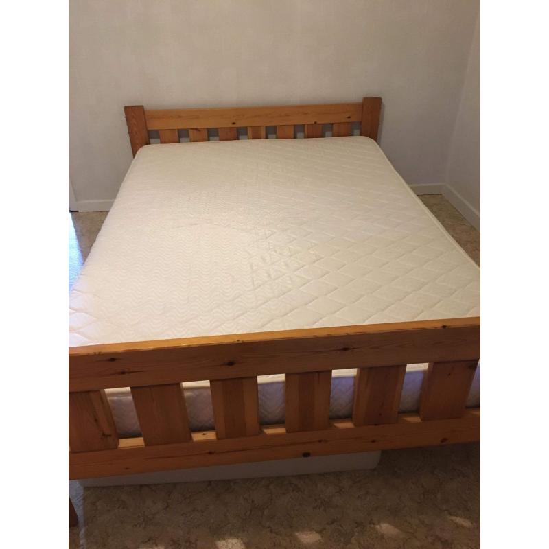 Houten bed met matras en lattenbodem 140x200