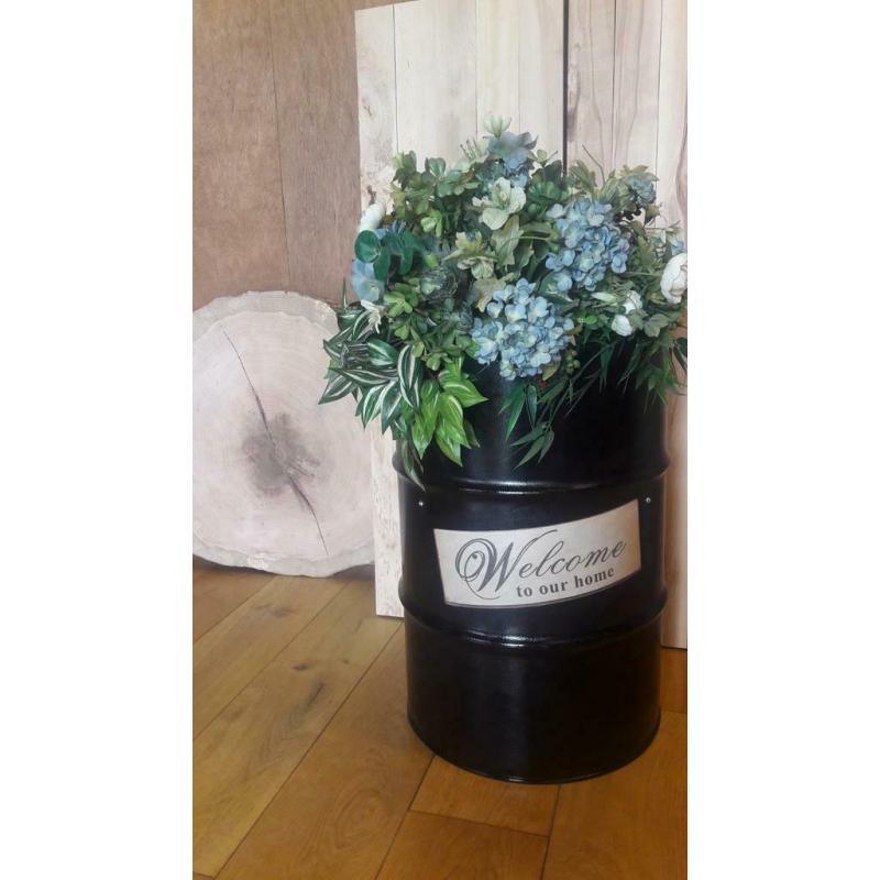 Industriele bloempot zwart gemaakt van oliedrum