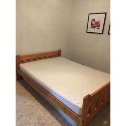 Houten bed met matras en lattenbodem 140x200