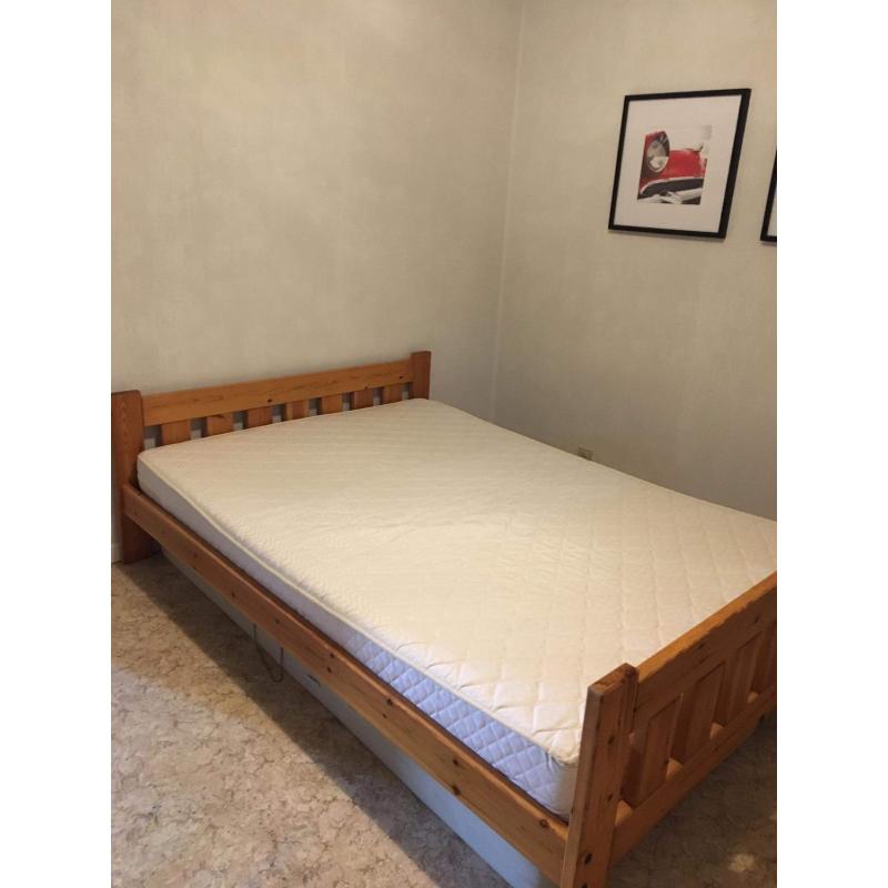 Houten bed met matras en lattenbodem 140x200