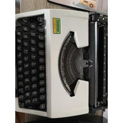 Oude Typmachine brother 100