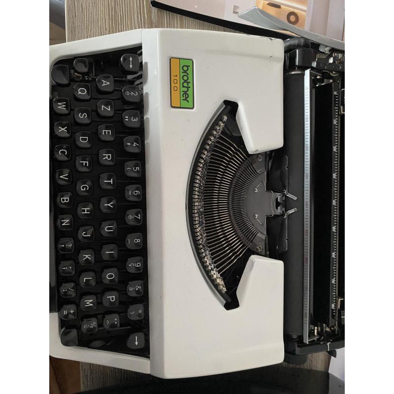 Oude Typmachine brother 100